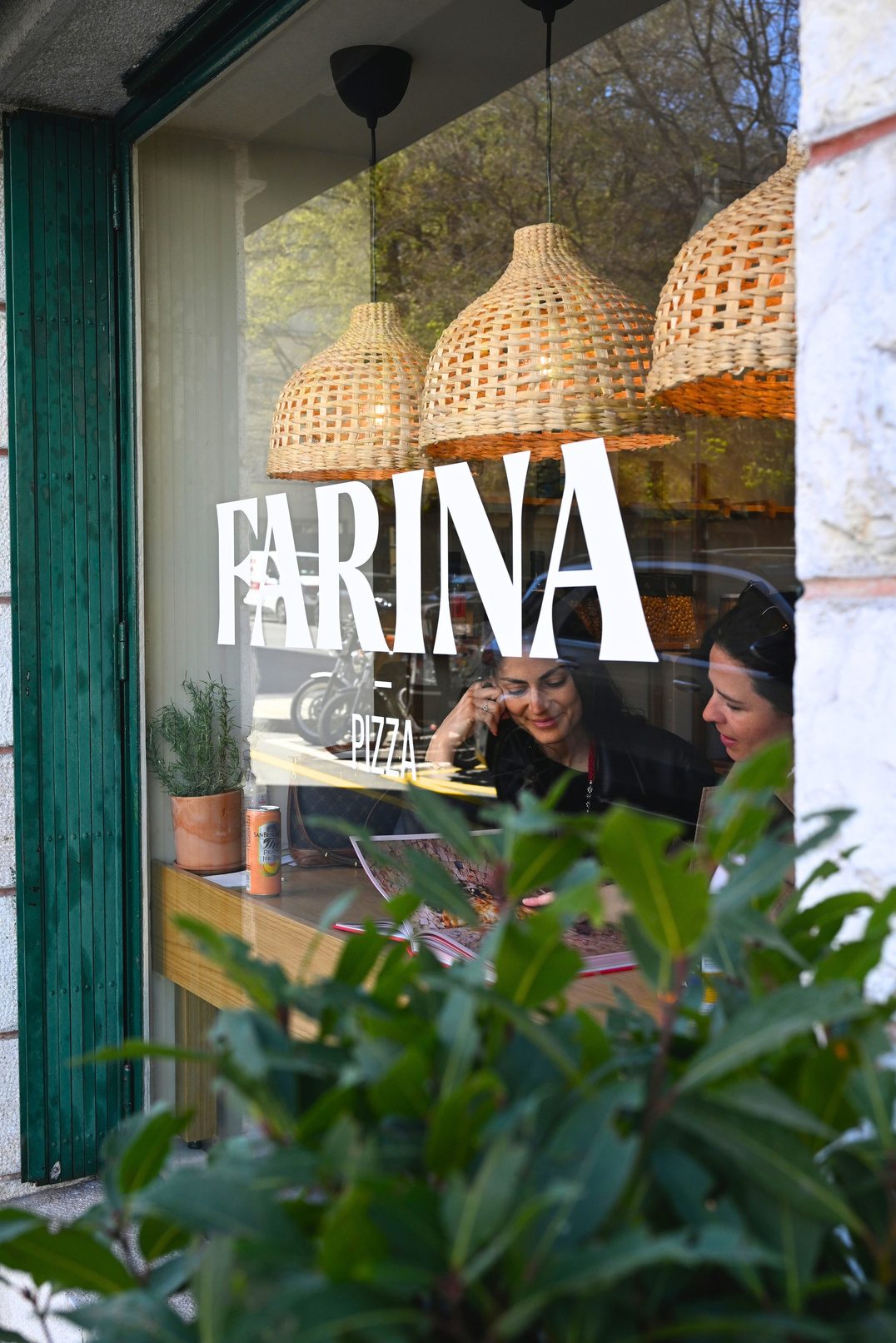 Farina Pizza al Taglio window on Avenue Théodore-Weber, Geneva